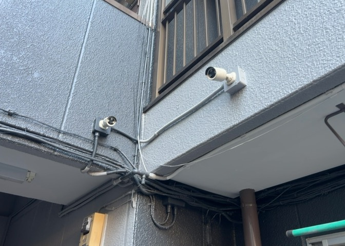 受付はマンションコンシェルジュがいる場合もあれば、管理人が滞在する小部屋を総称して呼ぶことがあります。主にエントランスに設置されていることから、防犯面でも期待ができます。防犯設備がない場合はより安心！