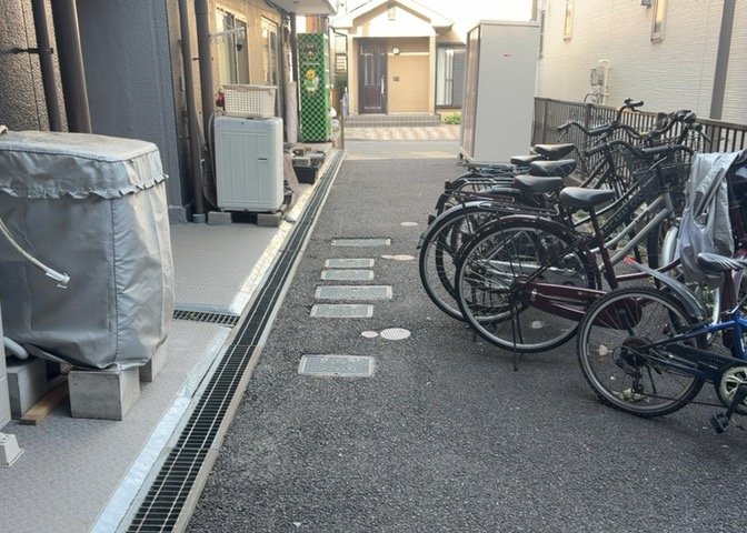 共有部分は、住民なら誰もが使える設備のこと。例えば駐車場やエレベーター、インターネット設備、セキュリティ設備などがあります。他にも、マンションの廊下・外部階段やエントランス・ゴミ置き場などがあります。