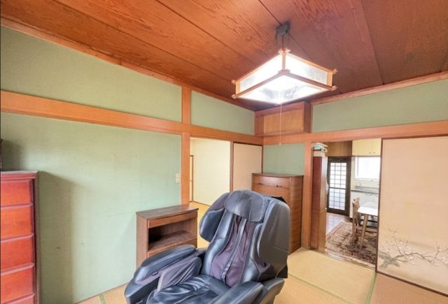 和の趣を感じられる落ち着いた和室空間です。木目天井や和風照明が室内全体に温かみを与え、ゆったりとした時間を演出します。隣接するダイニングや和室とのつながりもあり、続き間として広く使える点も魅力です。
