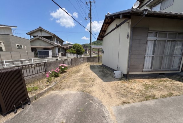 敷地内には2台駐車可能なスペースを確保しています。来客時や複数台所有のご家庭にも対応しやすく、日常のカーライフを快適にサポートします。建物まわりにもゆとりがあり、開放感を感じられる点も魅力です。