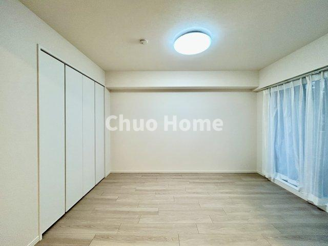 【洋室】快適に過ごす条件は、一人ひとり違います。だからこそ飾り過ぎないシンプルな内装と偏り過ぎないデザインで統一しております。居住していく中でオーナー様だけの【マイホーム】に創り上げて下さい