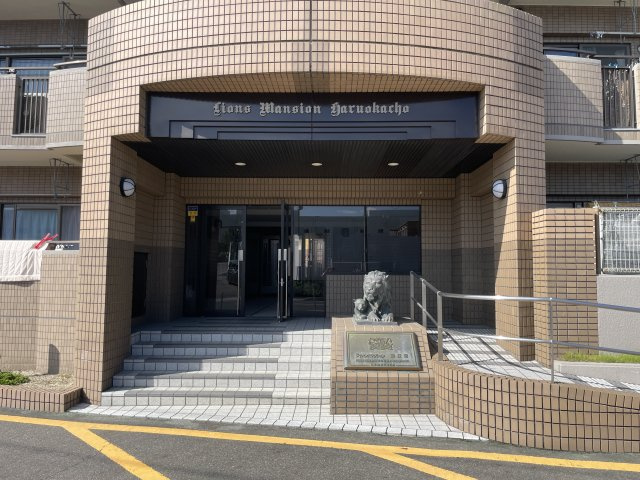 建物入口です！　目の前にシンボルのライオン像がありますね♪