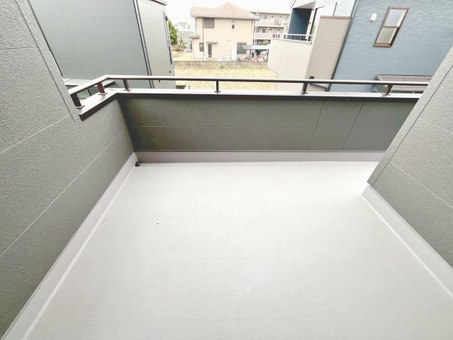 バルコニーからの眺めを楽しみながら食事をしませんか