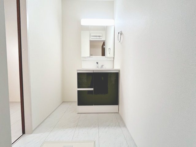 独立洗面台、小物を置くことができて便利です