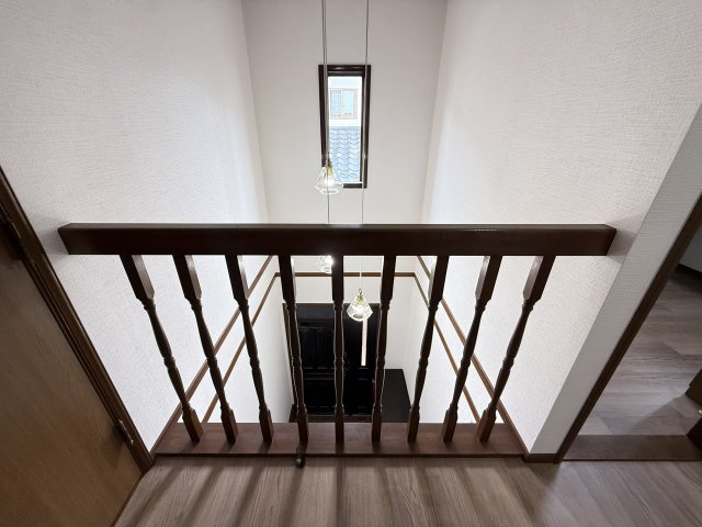 吹抜けを設けた2階ホールは上下階をつなぐ開放感あふれる空間。高窓からたっぷりと自然光が差し込み日中は明るく心地よい雰囲気。各居室へアクセスしやすいゆとりある設計でご家族が快適に暮らせる住まいを演出。