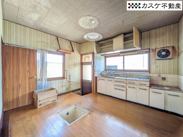 勝手口から生活ごみをすぐ外に出せれるので匂いがこもりません！駐車場側にあるので、買い物の運び入れもしやすいです◎