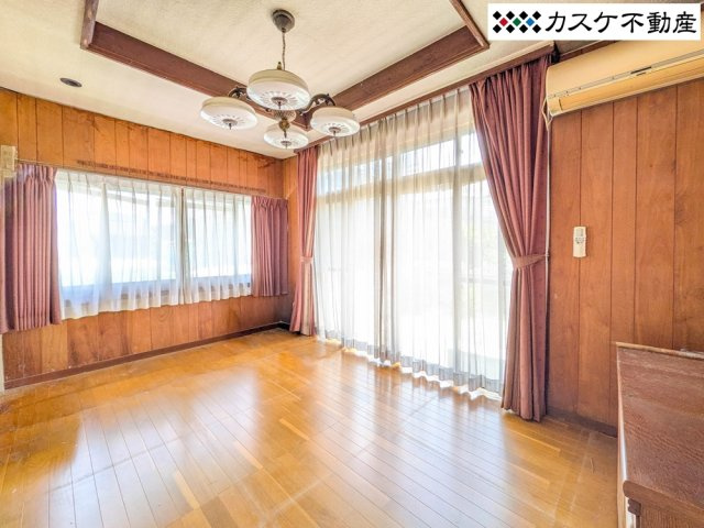 日当たりの良い洋室は、リビングとしても応接間としても活用できます。