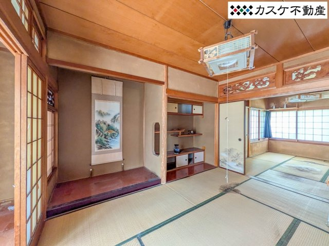 床の間と飾り棚・収納がある和室。縁側からはお庭も眺められ、隣の和室の建具を開放すれば開放感があります。