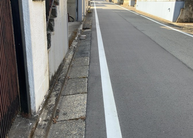 土地の形が極端に長細かったり、狭小地、あるいは道路との高低差がある傾斜地だった場合、後々売ろうとしても買い手がつかない場合もあります。後々、売却することになった時に価値の下がらない土地を選びましょう。
