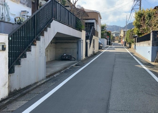 土地の面積＝住宅面積ではありません。建ぺい率の問題などで、土地のある場所によって住宅を建てられる面積は限られています。高さもしかり、「土地」という言葉の中には、建築条件も含まれると考えておきましょう。