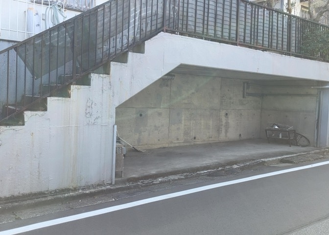 土地の前の道路に消火栓が設置されていることがあります。この場合、道路交通法第45条第1項により、駐車禁止の場所が指定されています。そのため、車庫などの駐車スペースをつくることができない場合があります。