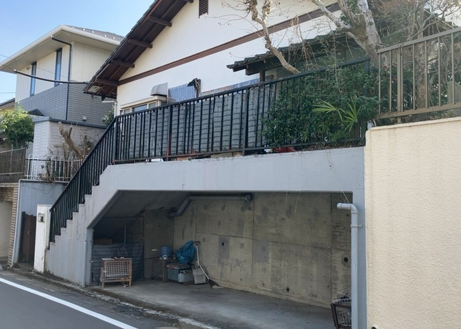 土地購入を検討されている場合、境界杭がない状態で購入してしまうと境界確定測量をする必要があり、費用がかかります。購入の前に、売主、隣土地所有者立ち合いのもと境界を確定し境界杭を設置するのがベストです。