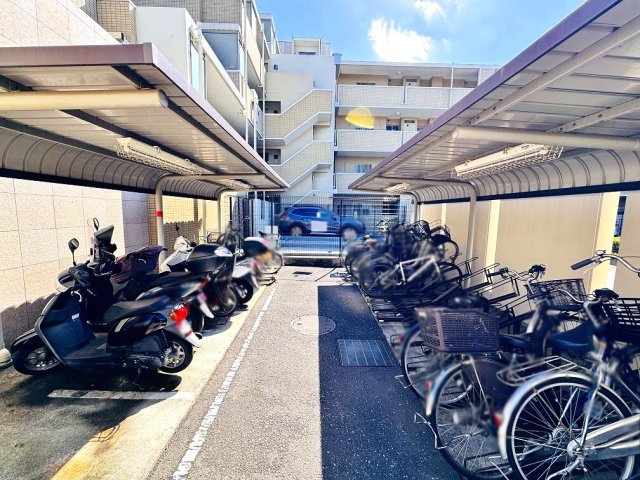 【駐輪場】月額300円。　【ミニバイク置場】月額1500円。　※空き状況は管理会社に要確認。