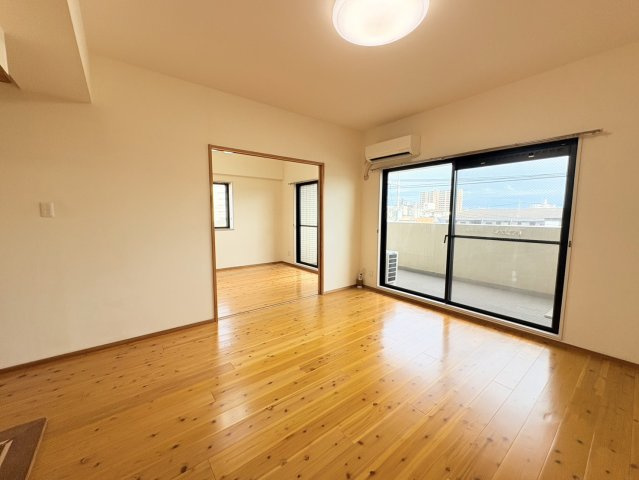 大きな掃き出し窓から自然光をたっぷり取り込める、明るく開放感のあるリビングです。室内はリフォーム済みで、清潔感のある快適な住空間。バルコニーへ直接出入りでき、洗濯物を干す際の動線もスムーズです。