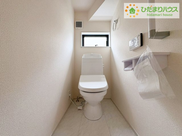 小窓が付いているので、トイレも明るい空間になっております♪