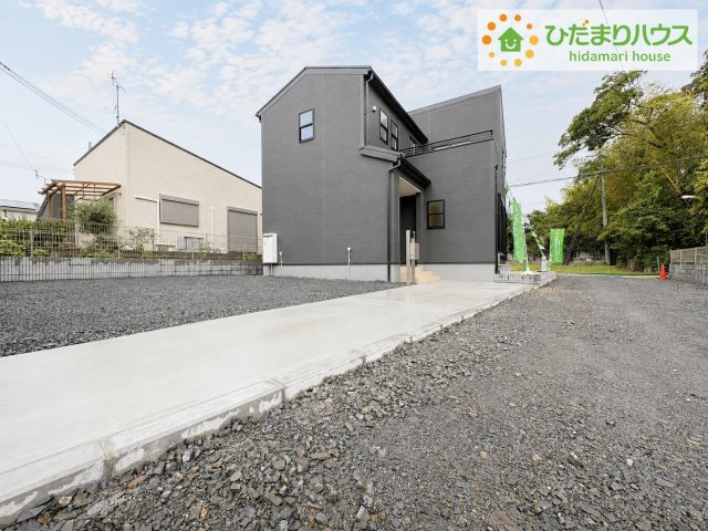 ゆったりとしたカースペースで、ファミリーカーや軽自動車もラクラク駐車出来ますね♪