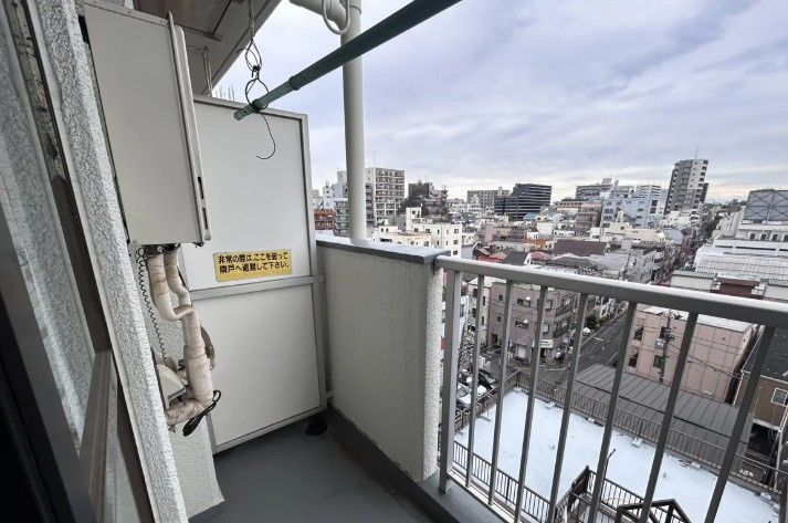 バルコニー面、壁一面の掃き出し窓からたくさんの陽の光が入ってまいります！