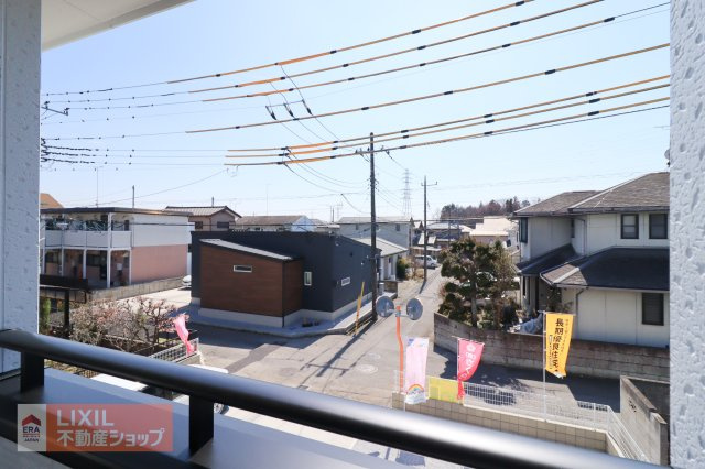 【建物からの眺望】現地完成写真。バルコニーからの景色。十分な間隔が確保されております。