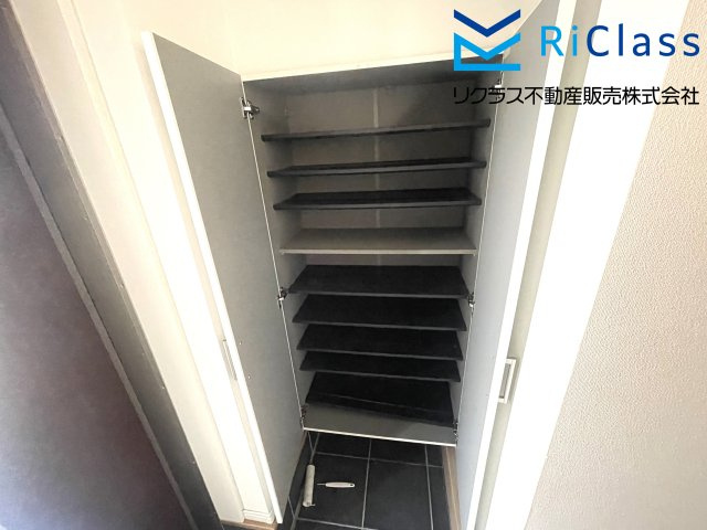 収納もある玄関です