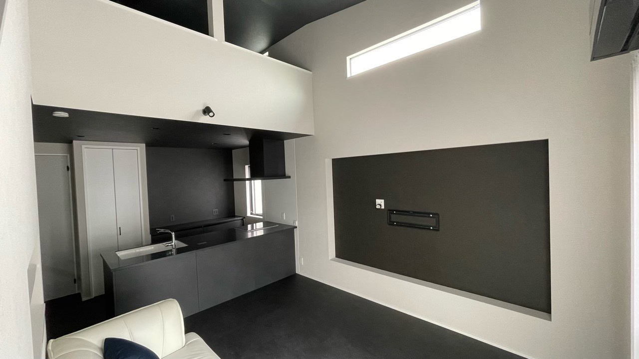 リビングの壁面にはテレビをすっきり設置できる造り付けのスペースを採用。配線が見えにくい設計で空間をスマートに保てます。ブラックのアクセントウォールが上質な雰囲気を演出し存在感を発揮。