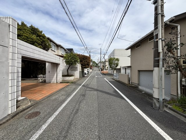 電柱が整理され、スッキリとした空が広がる前面道路。歩行者との距離も保てる道幅があり、小さなお子様がいるご家族も安心です。統一感のある美しい街並みが、住まうことの喜びと誇りを日々実感させてくれます♪