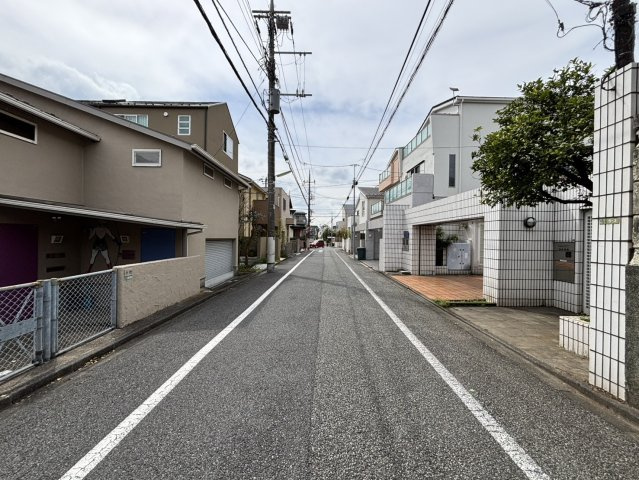 白を基調としたタイル貼りの外壁が、青空に美しく映える邸宅。前面道路はゆとりある幅員が確保され、見通しも良くお車の出し入れもスムーズです。落ち着いた街並みの中で、家族の新しい生活がここから始まります♪