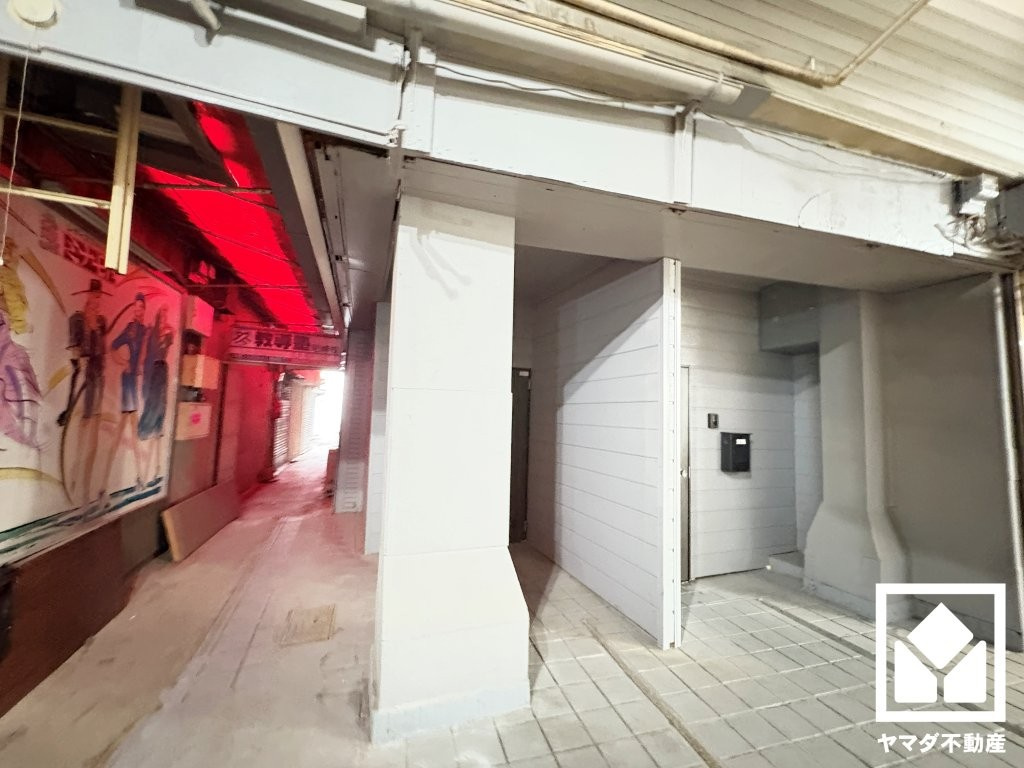 2階住戸の玄関です。シンプルで洗練された玄関デザイン。帰るたびにホッとできる、心地よい住まいの入り口。