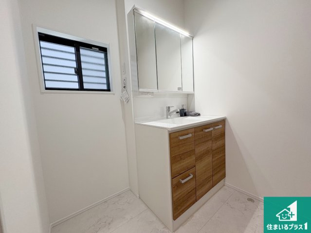 清潔感のある洗面台です。フラットな鏡は掃除がしやすく毎日清潔！鏡裏には収納があるのでスッキリとした洗面台が保てます。