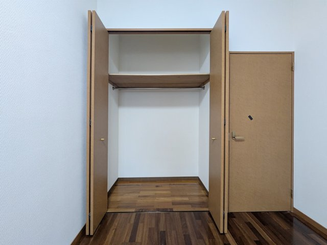 約7.5帖の洋室の収納です