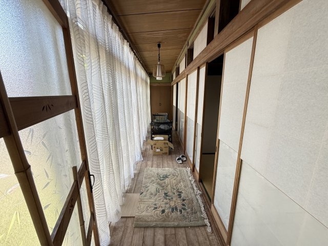 大きな窓からやわらかな光が差し込む開放感のある縁側スペースです。和室とつながることで室内をより広く感じられくつろぎの空間としても活用可能。洗濯物を干したり、椅子を置いてゆったり過ごしたりと楽しめます。