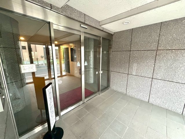 マンションのエントランスには、もともと風よけや防犯の役割がありますが、マンションによって宅配ボックスなどの設備が備わっている所もあります。日々の生活をイメージしながら生活しやすさをチェックしましょう。