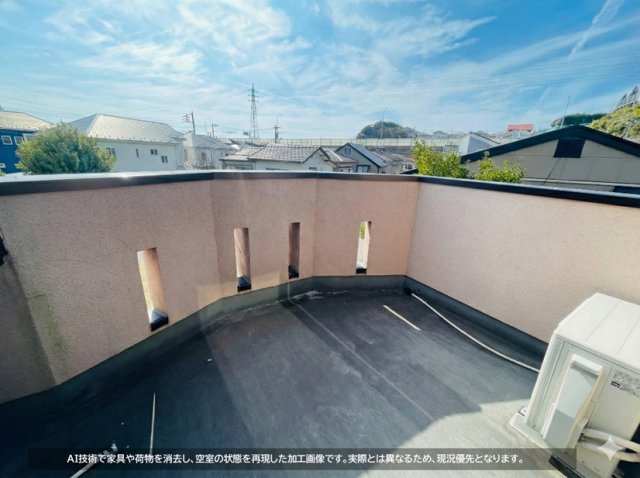 ゆったりとしたバルコニーです。日当たりもよく様々な用途に使えます。