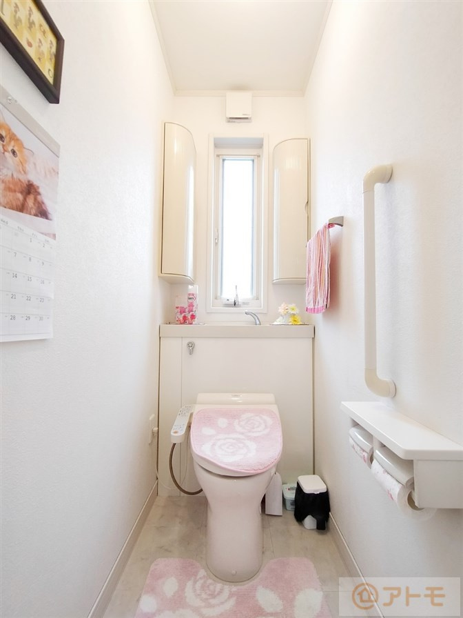 清潔感のあるトイレです♪　棚も設置されているので、掃除用具や消耗品なども収納可能です！