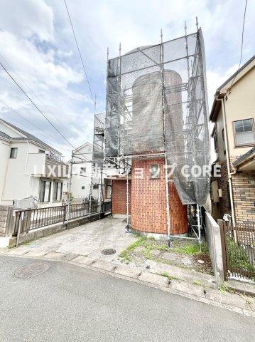 ゆったりとした駐車スペースを確保いたしましたので、大きめのお車でも駐車可能です。　