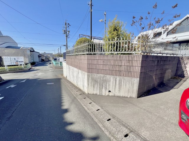 広々とした前面道路に面した開放感のある立地。