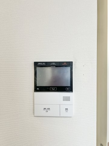 モニター付インターホンで訪問者の確認ができます。家族も安心ですね☆