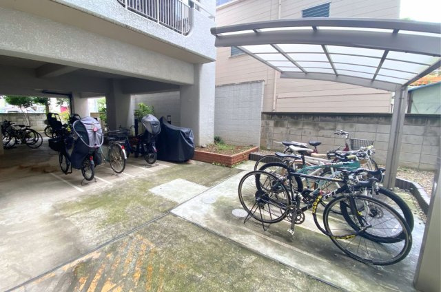 屋根付きの駐輪場のため、天候を気にすることなく大切な自転車を保管することができます。