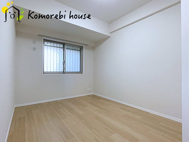 落ち着いた色調の寝室です