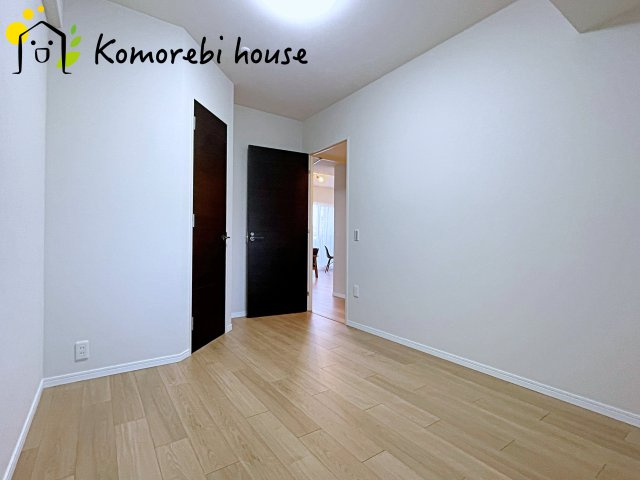 広くて明るい寝室
