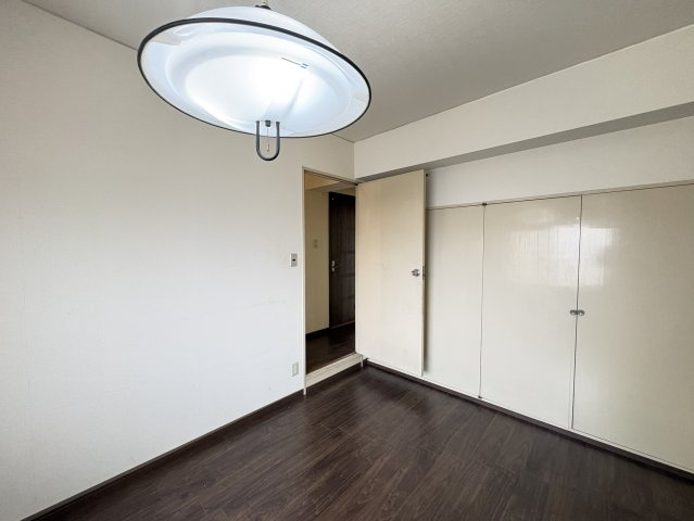 フローリング仕様の洋室は、ベッドやデスクの配置もしやすいシンプルな間取りです。収納も備えており、お部屋を広く使えます。主寝室としてはもちろん、書斎や子ども部屋としてもおすすめです。
