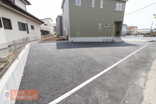【駐車場／現地完成写真】駐車スペースは、並列2台（計3台）駐車可能。アスファルト仕上げで愛車に配慮。