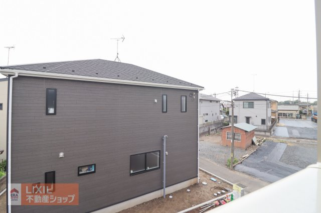 【建物からの眺望／現地完成写真】バルコニーからの景色です。隣接した建物との間隔はゆったりしています。