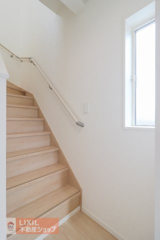 【内装／現地完成写真】リビングの近くに階段がありますので、ご家族と顔を合わせる機会が自然と増えます。