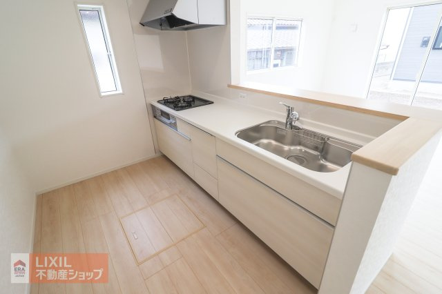 【その他設備／現地完成写真】シンクには便利なシャワーヘッド、伸びるタイプの水栓が標準で設置済です。