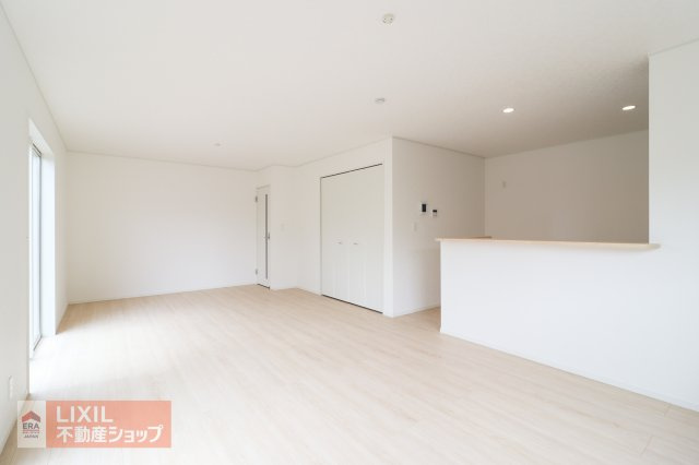 【リビングダイニング／現地完成写真】明るい日差しの入るリビングは家族団らんの場所にはピッタリです。