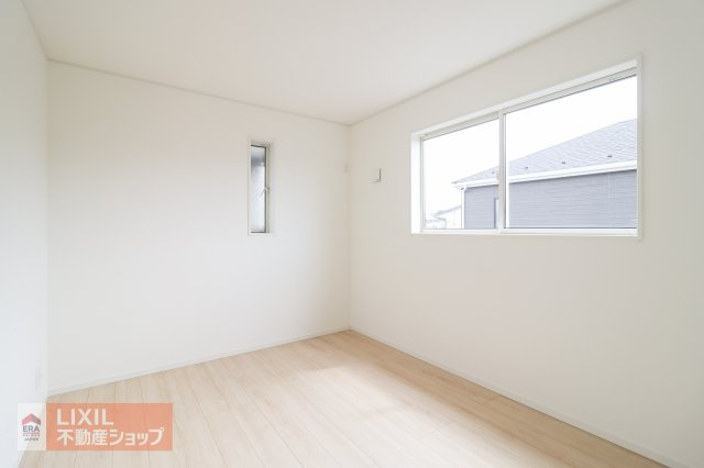 【子供部屋／現地完成写真】クローゼットがついていおり、学習机、ベッドを設置するのに丁度よい広さ。