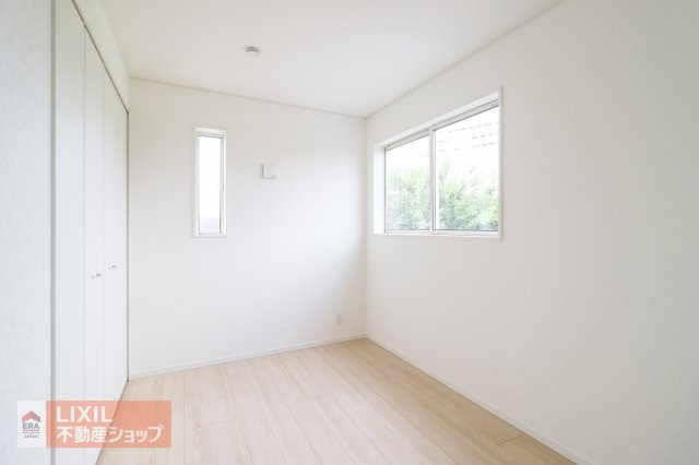 【寝室／現地完成写真】2階の洋室です。明るい採光の入る落ち着いた雰囲気の部屋です。