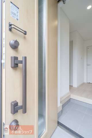 【防犯設備／現地完成写真】玄関ドアは防犯面に配慮したダブルロック式の鍵を採用。操作は簡単です。