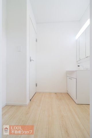 【脱衣場／現地完成写真】脱衣場への目線対策として天井にロールスクリーンを設置するご提案もいたします。