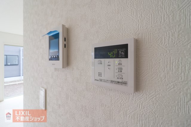 【温水設備／現地完成写真】LDKから操作できる給湯スイッチ。見やすいパネルタイプを採用しています。